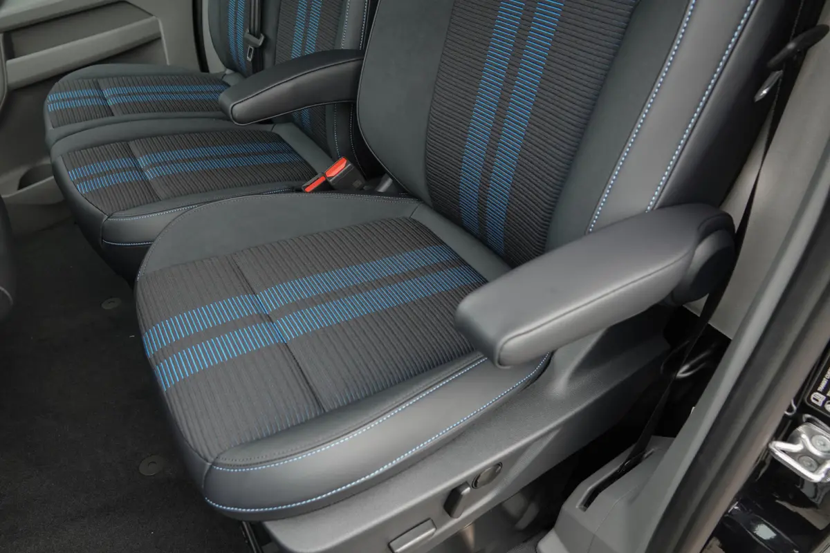 L2H1 2.5 PHEV 233Pk | Sport | Plug In Hybrid | B&O Sound | 360° Camera | 2x schuifdeur | Trekhaak | 19'' Agate Black