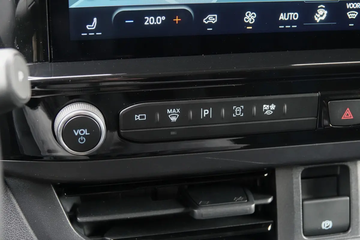 L2H1 2.5 PHEV 233Pk | Sport | Plug In Hybrid | B&O Sound | 360° Camera | 2x schuifdeur | Trekhaak | 19'' Agate Black