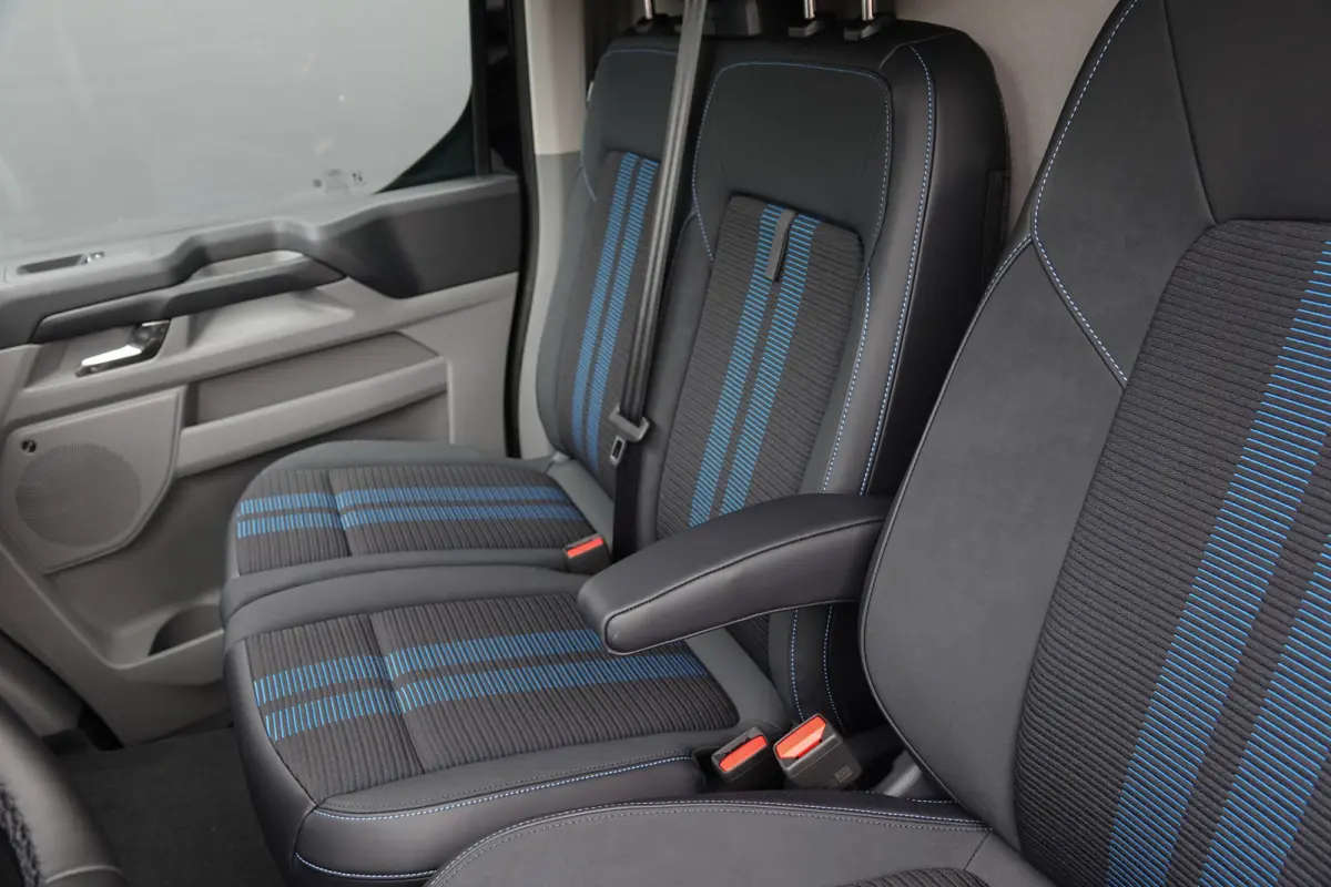 L2H1 2.5 PHEV 233Pk | Sport | Plug In Hybrid | B&O Sound | 360° Camera | 2x schuifdeur | Trekhaak | 19'' Agate Black