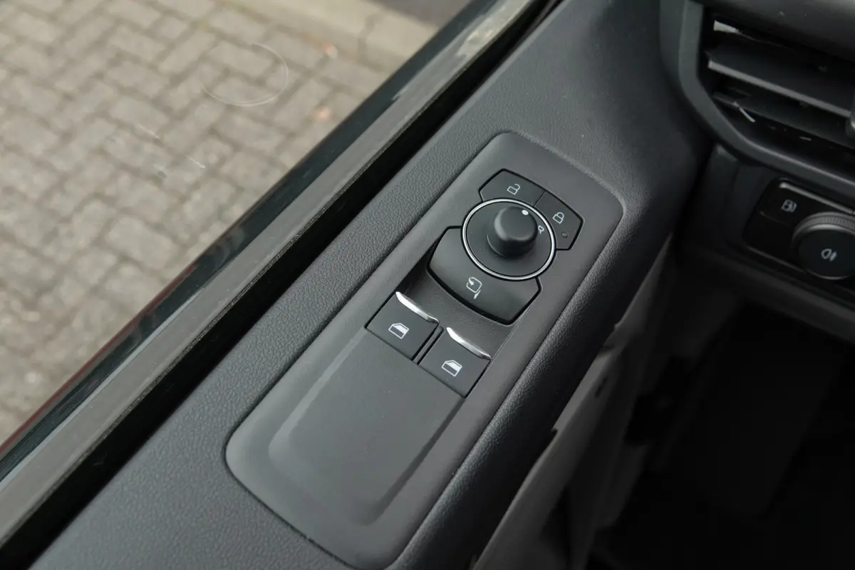L2H1 2.5 PHEV 233Pk | Sport | Plug In Hybrid | B&O Sound | 360° Camera | 2x schuifdeur | Trekhaak | 19'' Agate Black