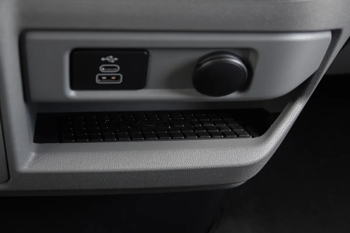 L2H1 2.5 PHEV 233Pk | Sport | Plug In Hybrid | B&O Sound | 360° Camera | 2x schuifdeur | Trekhaak | 19'' Magnetic Grey