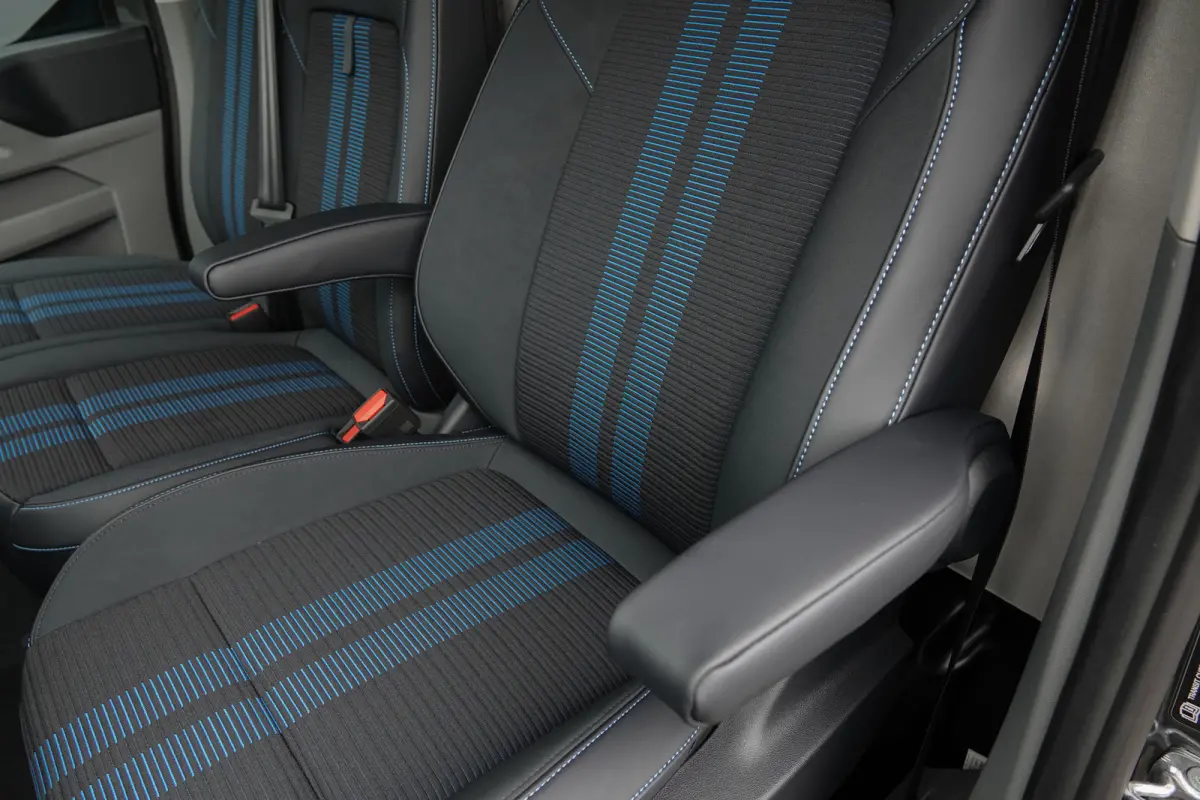L2H1 2.5 PHEV 233Pk | Sport | Plug In Hybrid | B&O Sound | 360° Camera | 2x schuifdeur | Trekhaak | 19'' Magnetic Grey