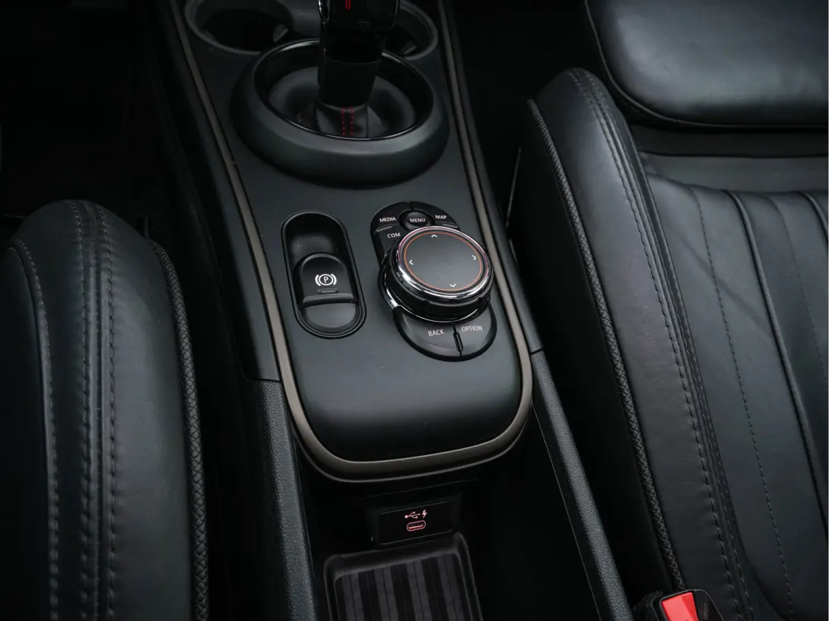 Mini 2.0 Cooper S Knightsbridge Edition Aut. *PANO |  LEATHER | FULL-LED | HARMAN/KARDON-AUDIO | HEATED-SPORTSEATS | KEYLESS | CAMERA | AMBIENT-LIGHT | NAVI-FULLMAP | HEAD-UP | PRIVACY-GLASS
