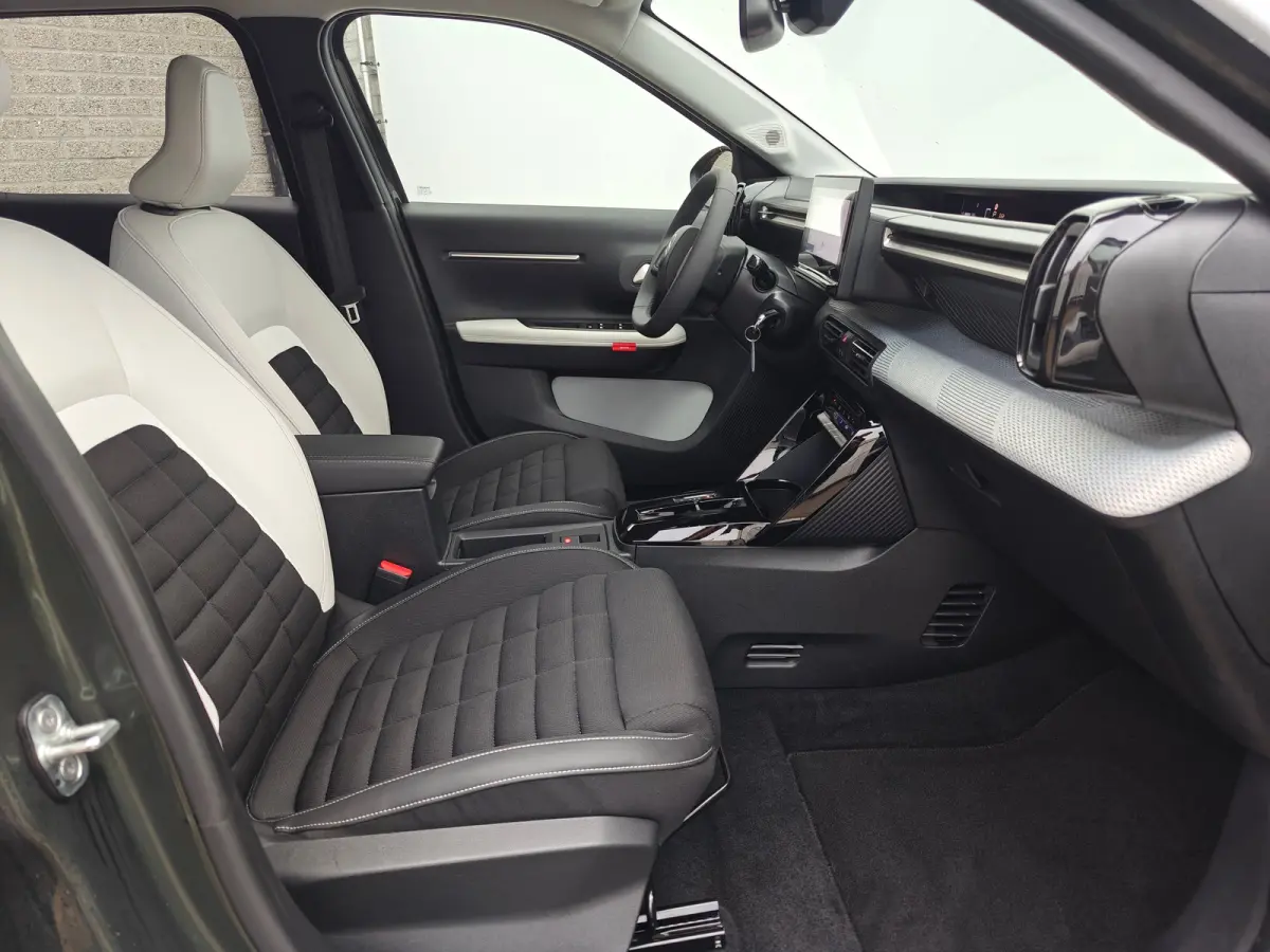 Max 113pk 44 kWh | 3-Fase | Navigatie | Camera | Climate Control | Cruise Control | Achterbank in delen neerklapbaar | Achteruitrijcamera | Afwijkende dakkleur
