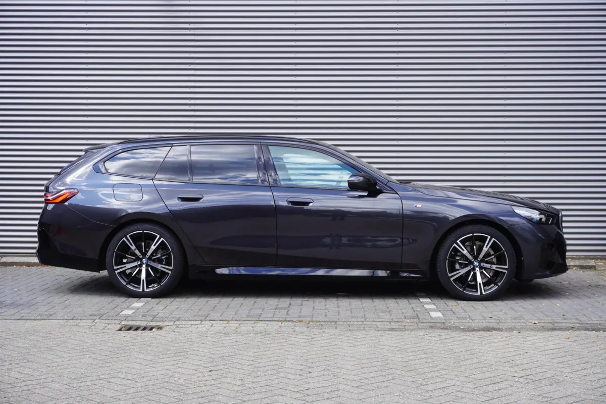 520i M Sportpakket | 20 inch LM M Sterspaak | Driving Assistant Plus | Harman-Kardon sound system | Parking Assistant |