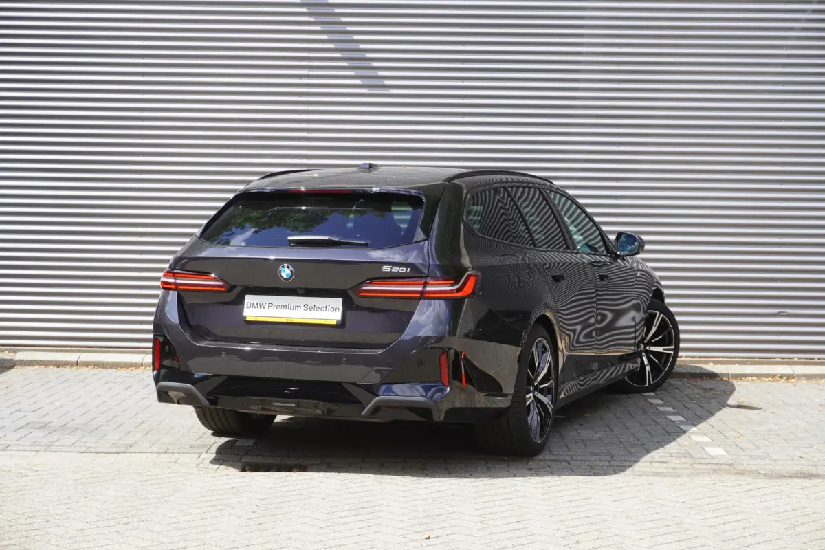 520i M Sportpakket | 20 inch LM M Sterspaak | Driving Assistant Plus | Harman-Kardon sound system | Parking Assistant |