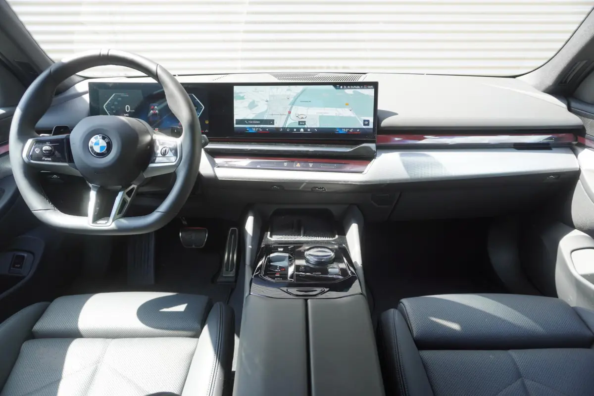 520i M Sportpakket | 20 inch LM M Sterspaak | Driving Assistant Plus | Harman-Kardon sound system | Parking Assistant |