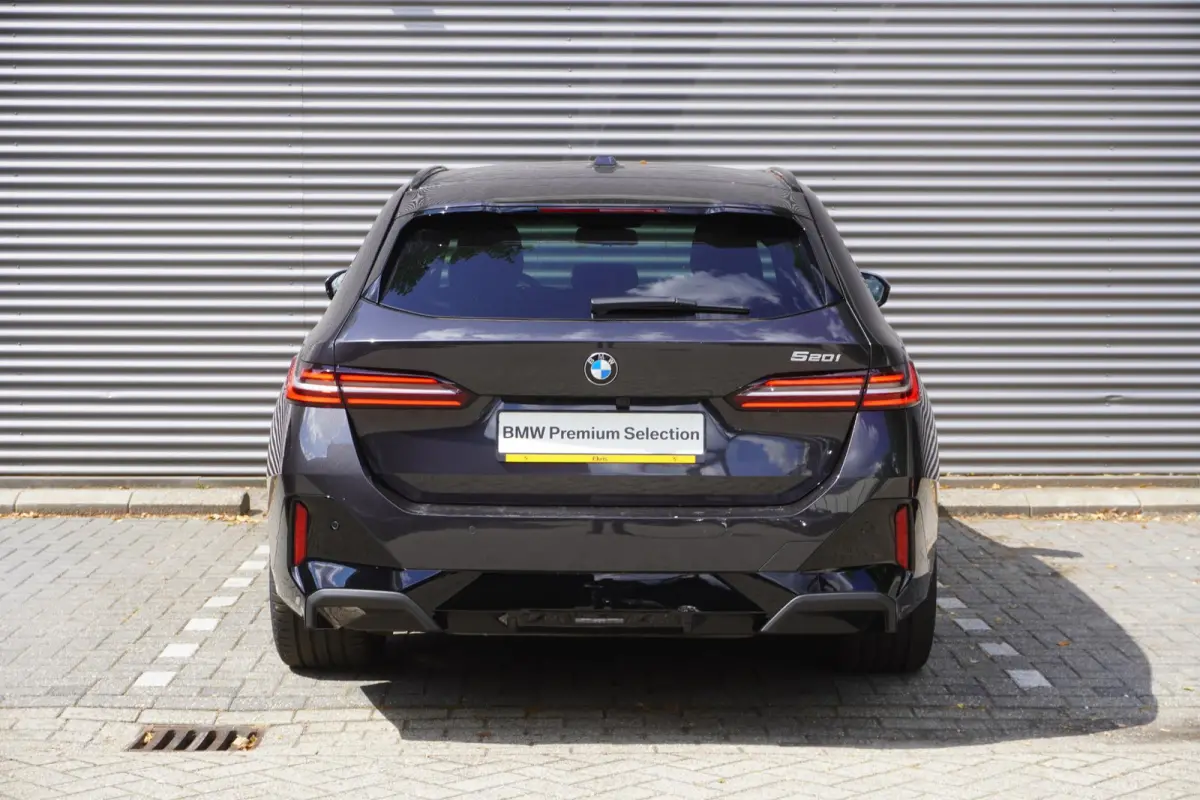520i M Sportpakket | 20 inch LM M Sterspaak | Driving Assistant Plus | Harman-Kardon sound system | Parking Assistant |