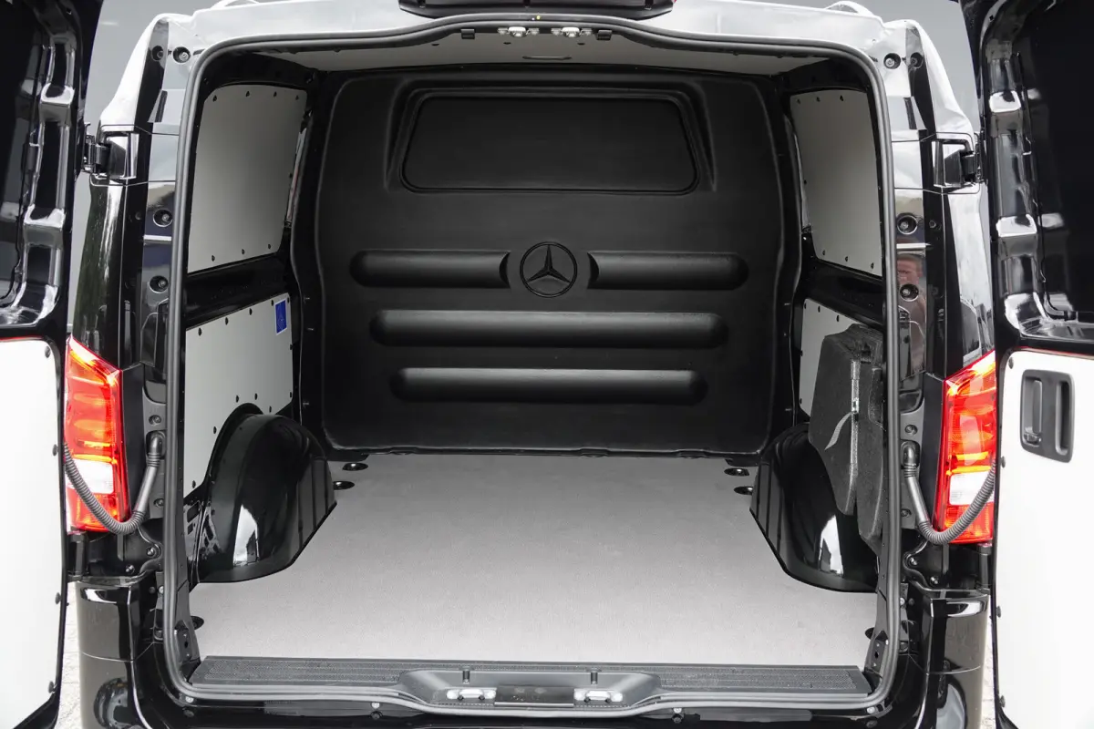 119Cdi 190Pk 9G-Tronic Aut. | Dubbele Cabine | Mixto Pro | Extra lang | 2x Schuifdeur | Achteruitrijcamera | Afneembare trekhaak | Spoilerpack | Rode remzadels | 20''