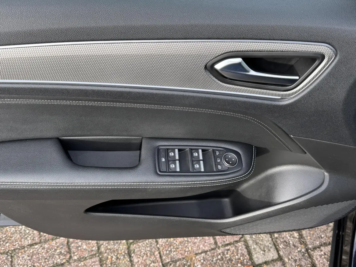 1.3 TCe 140 Adaptive cruise Climate control Keyless LED Navigatie Apple/Android Achteruitrijcamera Dodehoekdetectie