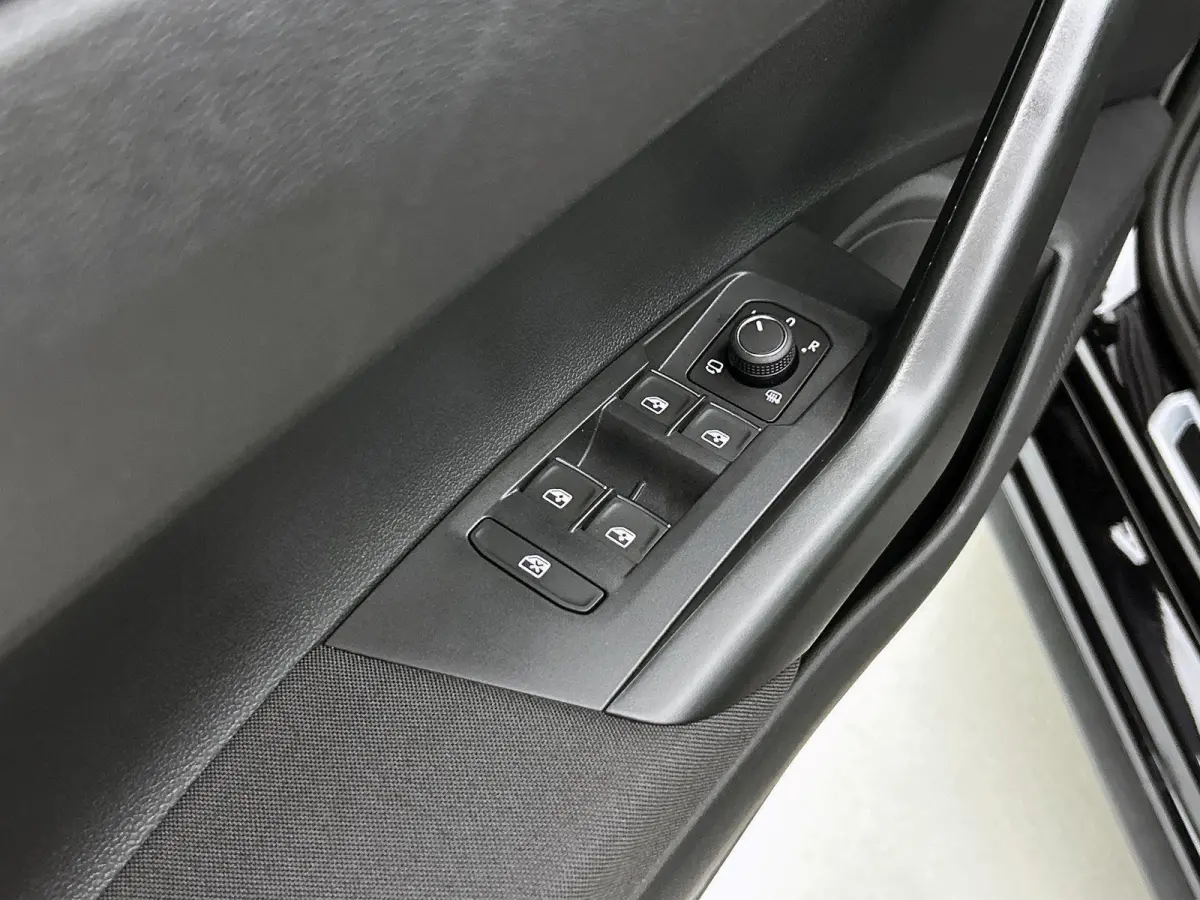 1.0 TSI R-Line Edition | Fysieke voorraad auto | Direct leverbaar | Panoramisch dak | LED Matrix koplampen | Stoelverwarming | Digitale cockpit pro | Achteruitrijcamera | Parkeersensoren |
