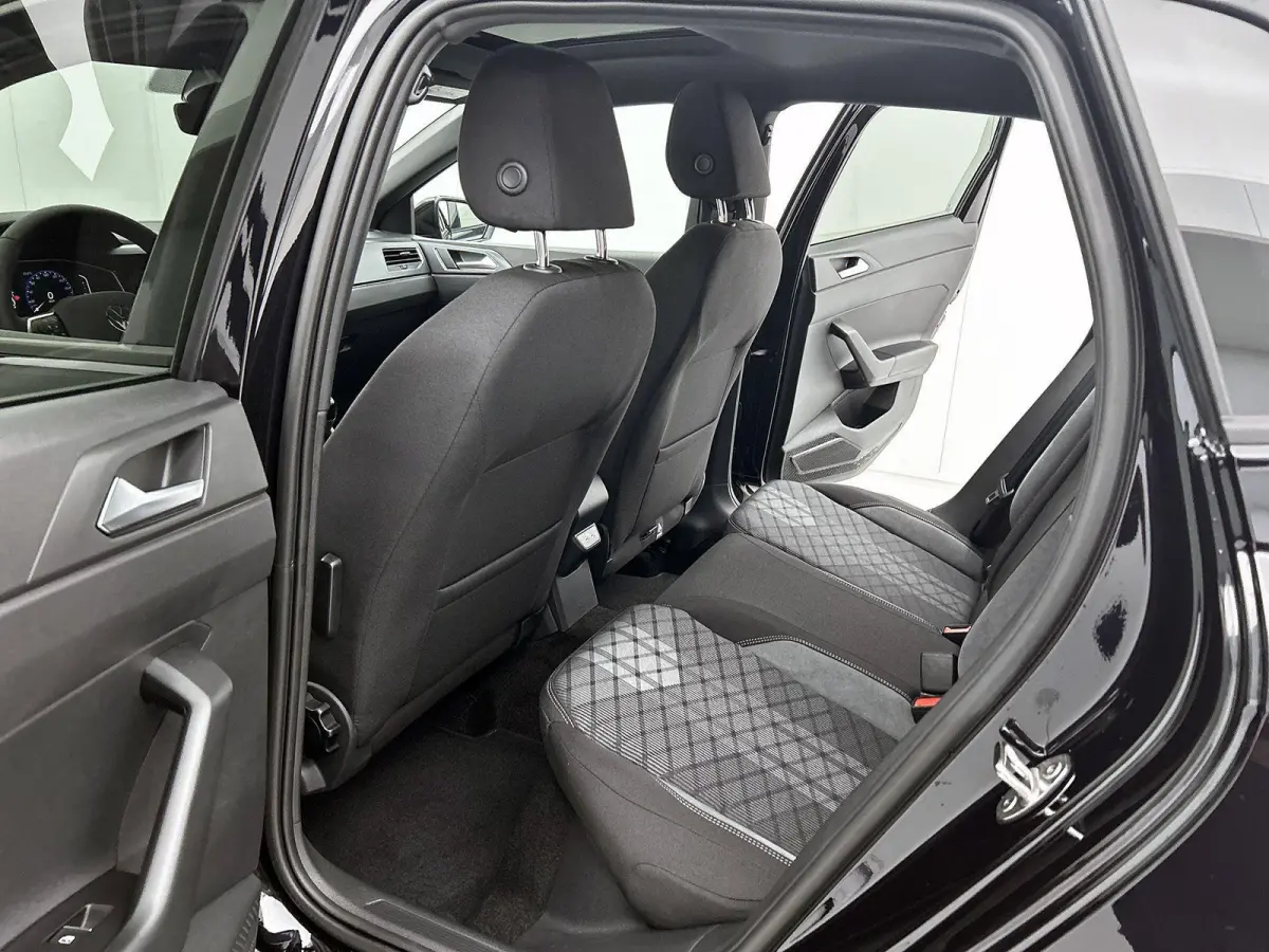1.0 TSI R-Line Edition | Fysieke voorraad auto | Direct leverbaar | Panoramisch dak | LED Matrix koplampen | Stoelverwarming | Digitale cockpit pro | Achteruitrijcamera | Parkeersensoren |
