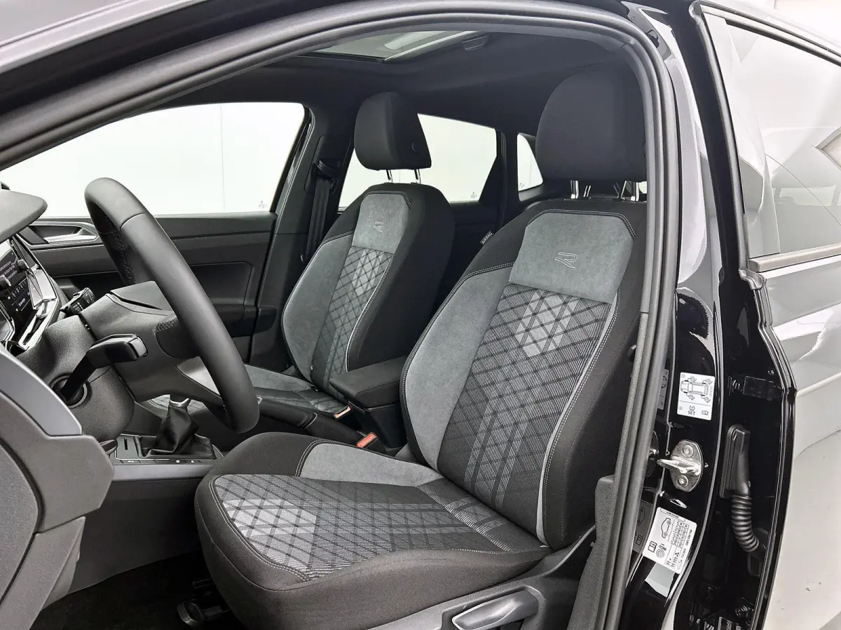 1.0 TSI R-Line Edition | Fysieke voorraad auto | Direct leverbaar | Panoramisch dak | LED Matrix koplampen | Stoelverwarming | Digitale cockpit pro | Achteruitrijcamera | Parkeersensoren |