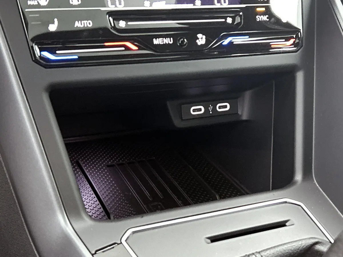 1.0 TSI R-Line Edition | Fysieke voorraad auto | Direct leverbaar | Panoramisch dak | LED Matrix koplampen | Stoelverwarming | Digitale cockpit pro | Achteruitrijcamera | Parkeersensoren |