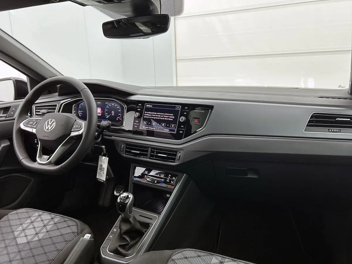 1.0 TSI R-Line Edition | Fysieke voorraad auto | Direct leverbaar | Panoramisch dak | LED Matrix koplampen | Stoelverwarming | Digitale cockpit pro | Achteruitrijcamera | Parkeersensoren |