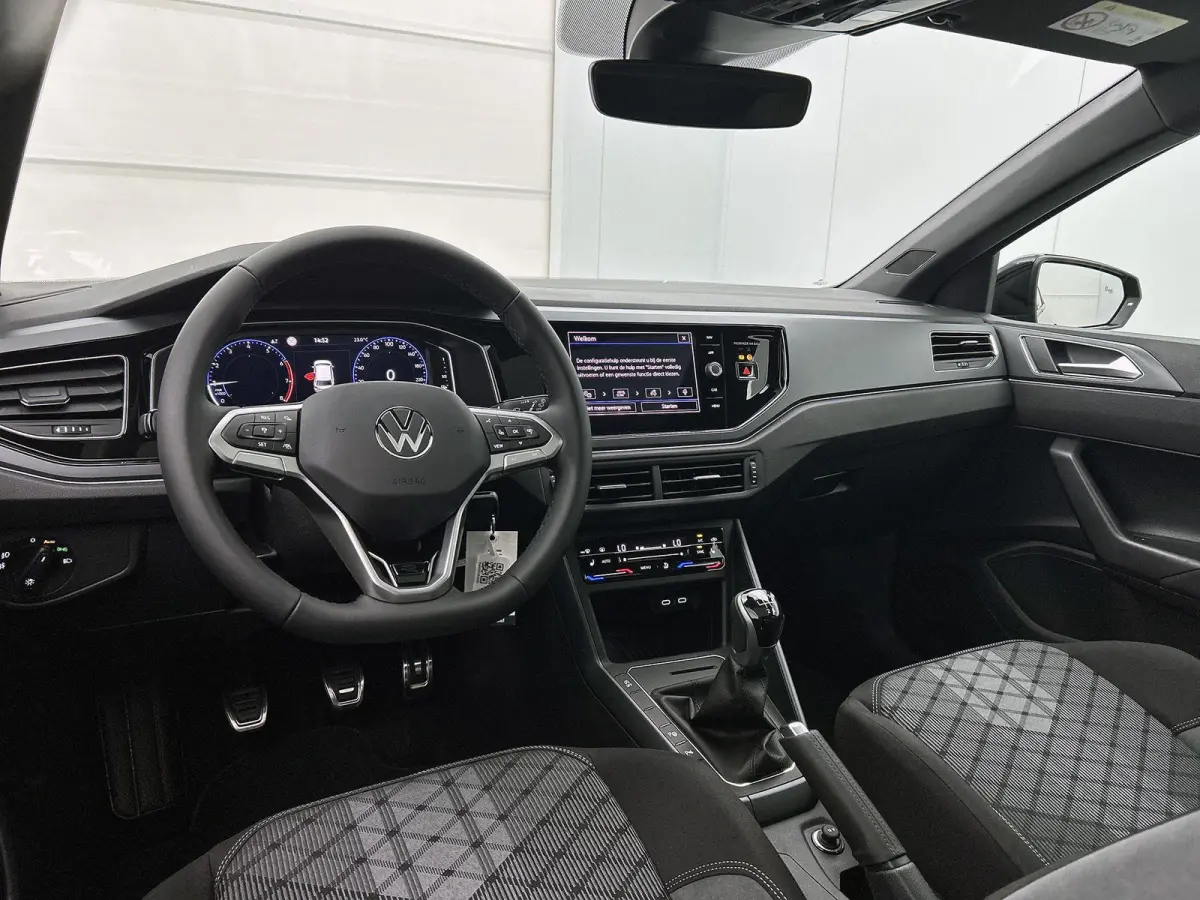 1.0 TSI R-Line Edition | Fysieke voorraad auto | Direct leverbaar | Panoramisch dak | LED Matrix koplampen | Stoelverwarming | Digitale cockpit pro | Achteruitrijcamera | Parkeersensoren |