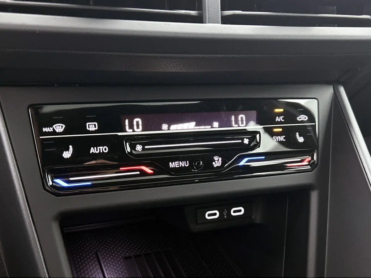 1.0 TSI R-Line Edition | Fysieke voorraad auto | Direct leverbaar | Panoramisch dak | LED Matrix koplampen | Stoelverwarming | Digitale cockpit pro | Achteruitrijcamera | Parkeersensoren |