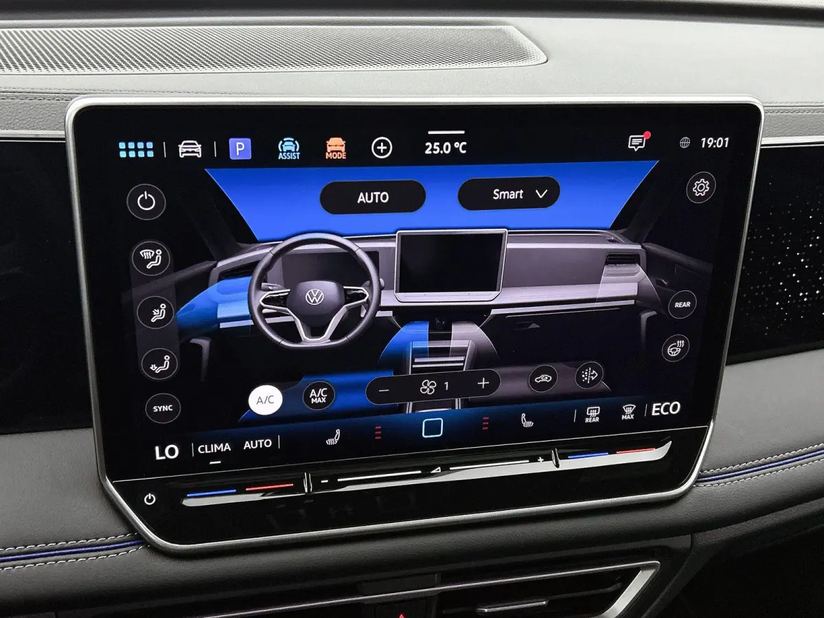 1.5 eHybrid R-Line Edition 204 PK Plug in hybrid | Trekhaak | 360 Camera | Stoelverwaming | Stuurverwarming | Panoramadak | Navigatie | Apple Carplay | Android Auto | Dodehoeksensoren | Elek