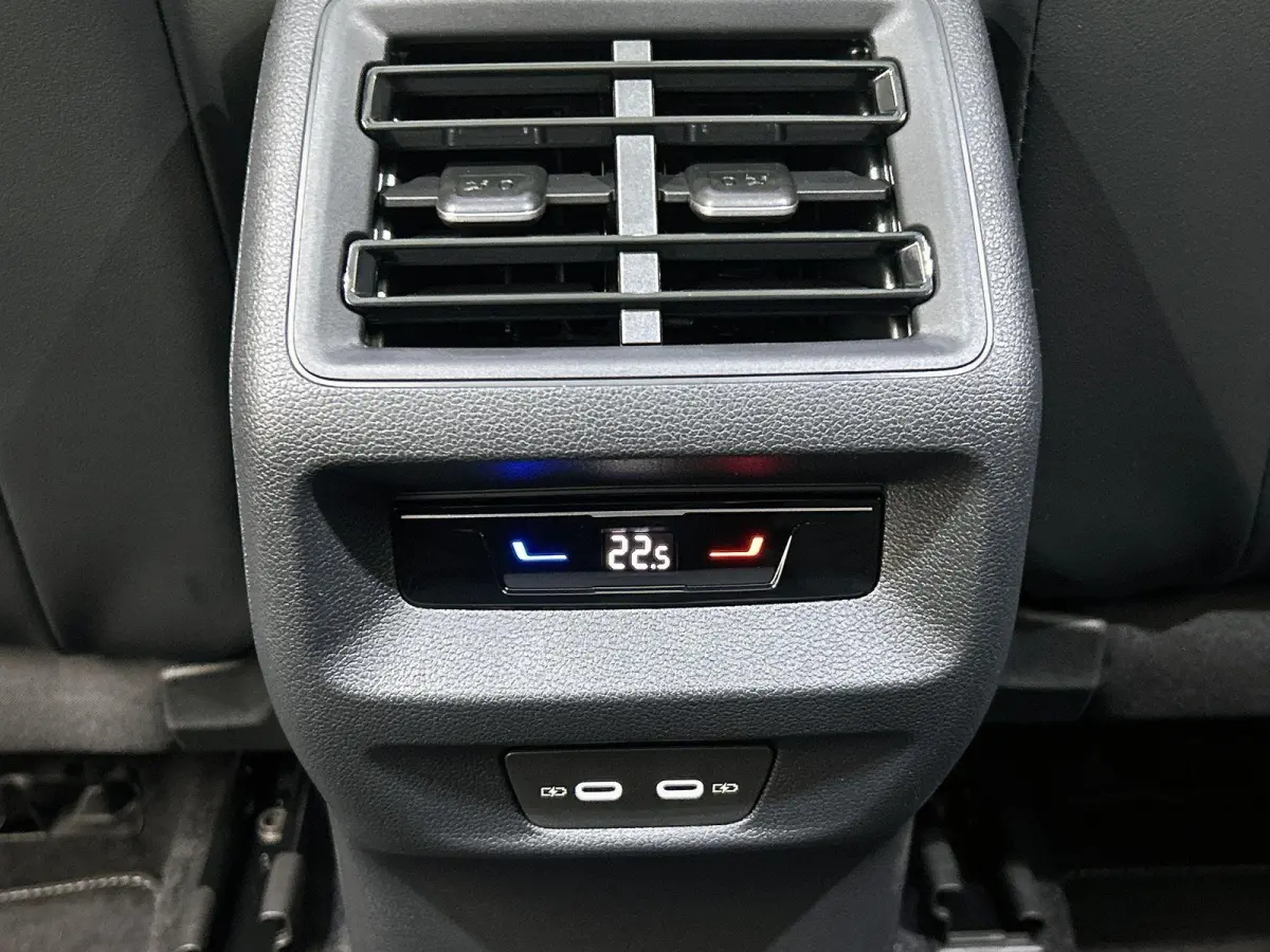 1.5 eHybrid R-Line Edition 204 PK Plug in hybrid | Trekhaak | 360 Camera | Stoelverwaming | Stuurverwarming | Panoramadak | Navigatie | Apple Carplay | Android Auto | Dodehoeksensoren | Elek