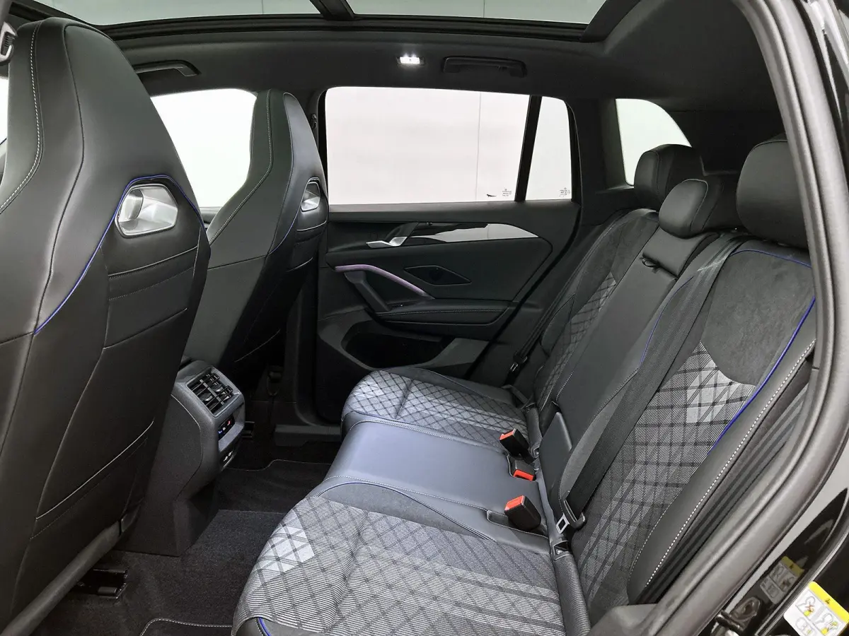 1.5 eHybrid R-Line Edition 204 PK Plug in hybrid | Trekhaak | 360 Camera | Stoelverwaming | Stuurverwarming | Panoramadak | Navigatie | Apple Carplay | Android Auto | Dodehoeksensoren | Elek