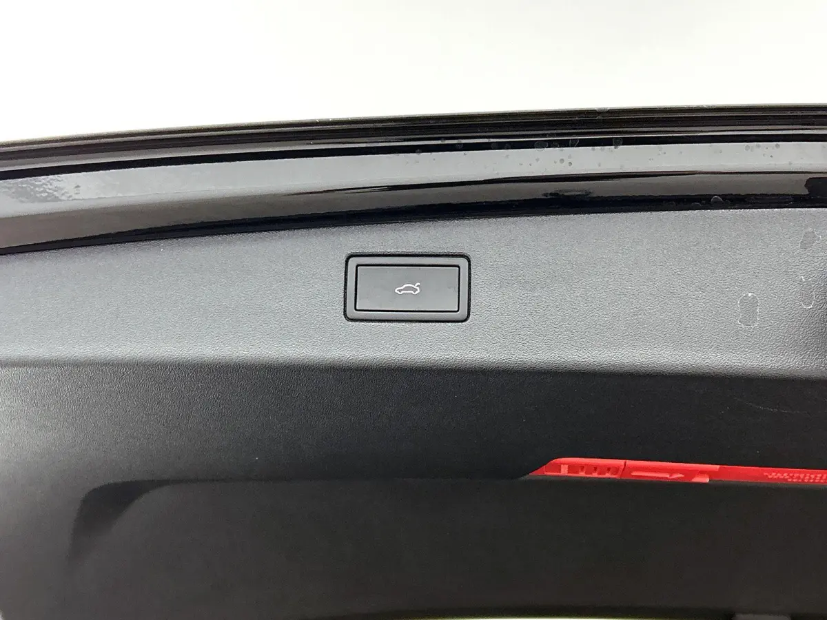 1.5 eHybrid R-Line Edition 204 PK Plug in hybrid | Trekhaak | 360 Camera | Stoelverwaming | Stuurverwarming | Panoramadak | Navigatie | Apple Carplay | Android Auto | Dodehoeksensoren | Elek