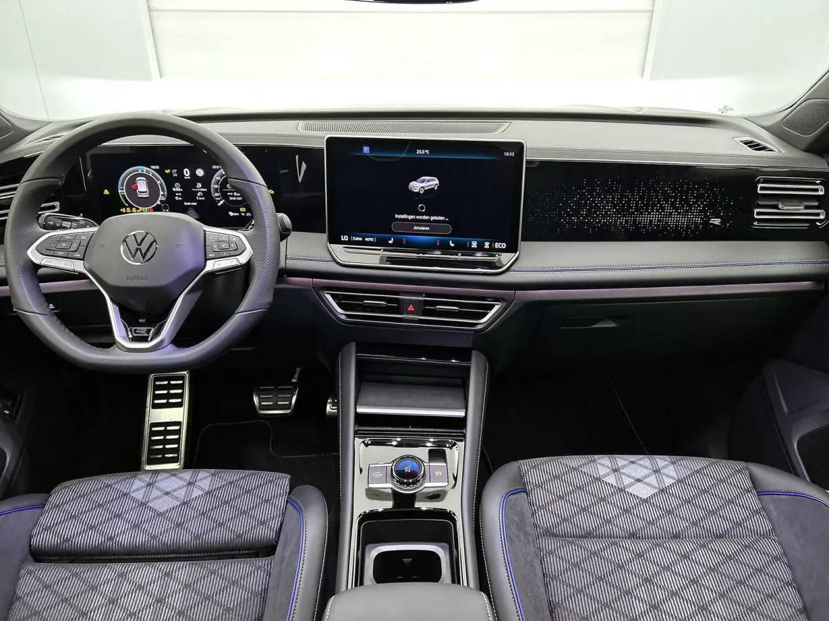 1.5 eHybrid R-Line Edition 204 PK Plug in hybrid | Trekhaak | 360 Camera | Stoelverwaming | Stuurverwarming | Panoramadak | Navigatie | Apple Carplay | Android Auto | Dodehoeksensoren | Elek