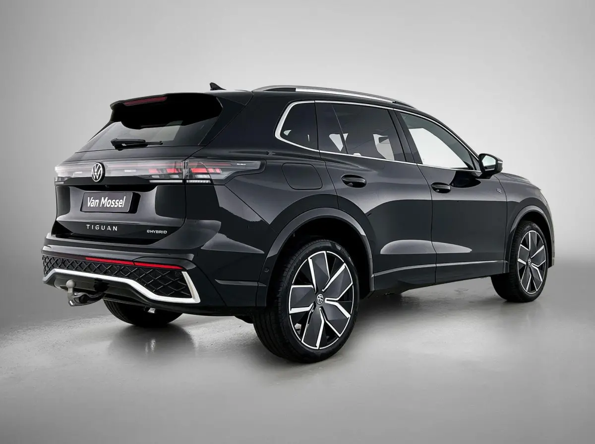 1.5 eHybrid R-Line Edition 204 PK Plug in hybrid | Trekhaak | 360 Camera | Stoelverwaming | Stuurverwarming | Panoramadak | Navigatie | Apple Carplay | Android Auto | Dodehoeksensoren | Elek