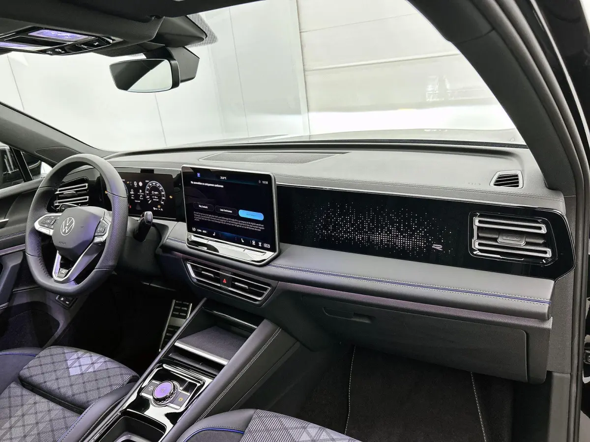 1.5 eHybrid R-Line Edition 204 PK Plug in hybrid | Trekhaak | 360 Camera | Stoelverwaming | Stuurverwarming | Panoramadak | Navigatie | Apple Carplay | Android Auto | Dodehoeksensoren | Elek