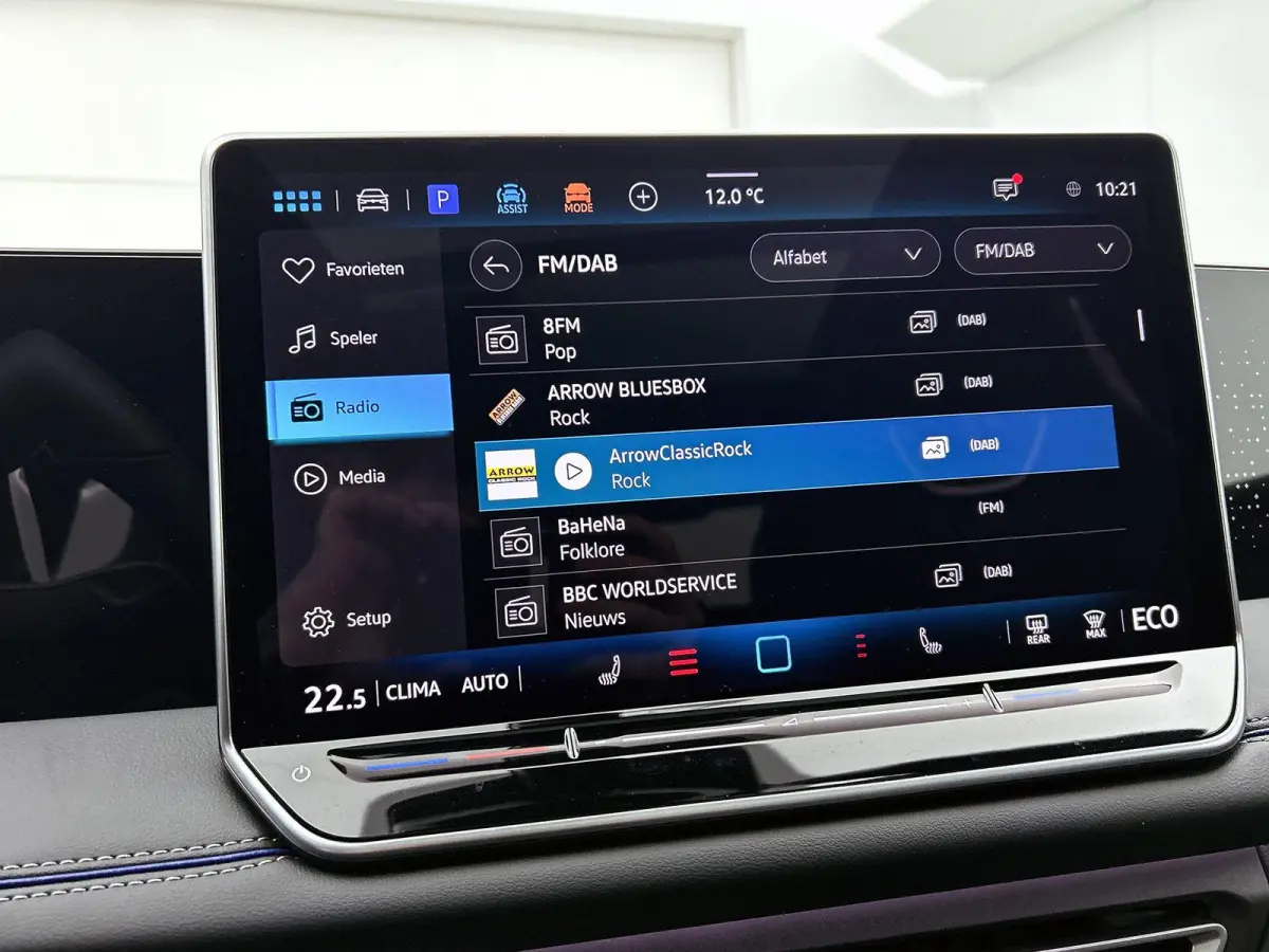 1.5 eHybrid R-Line Edition 204 PK Plug in hybrid | Trekhaak | 360 Camera | Stoelverwaming | Stuurverwarming | Panoramadak | Navigatie | Apple Carplay | Android Auto | Dodehoeksensoren | Elek