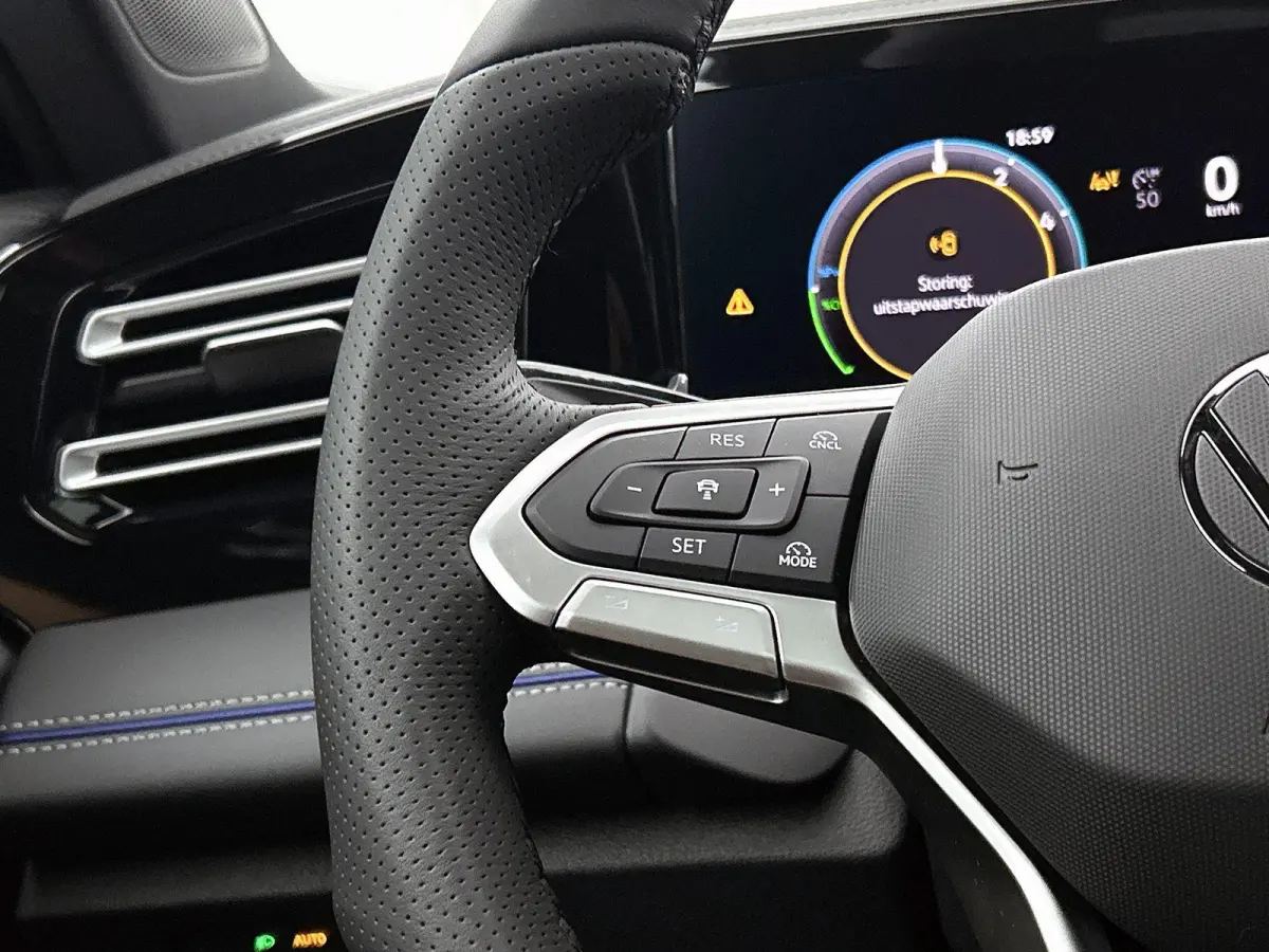 1.5 eHybrid R-Line Edition 204 PK Plug in hybrid | Trekhaak | 360 Camera | Stoelverwaming | Stuurverwarming | Panoramadak | Navigatie | Apple Carplay | Android Auto | Dodehoeksensoren | Elek