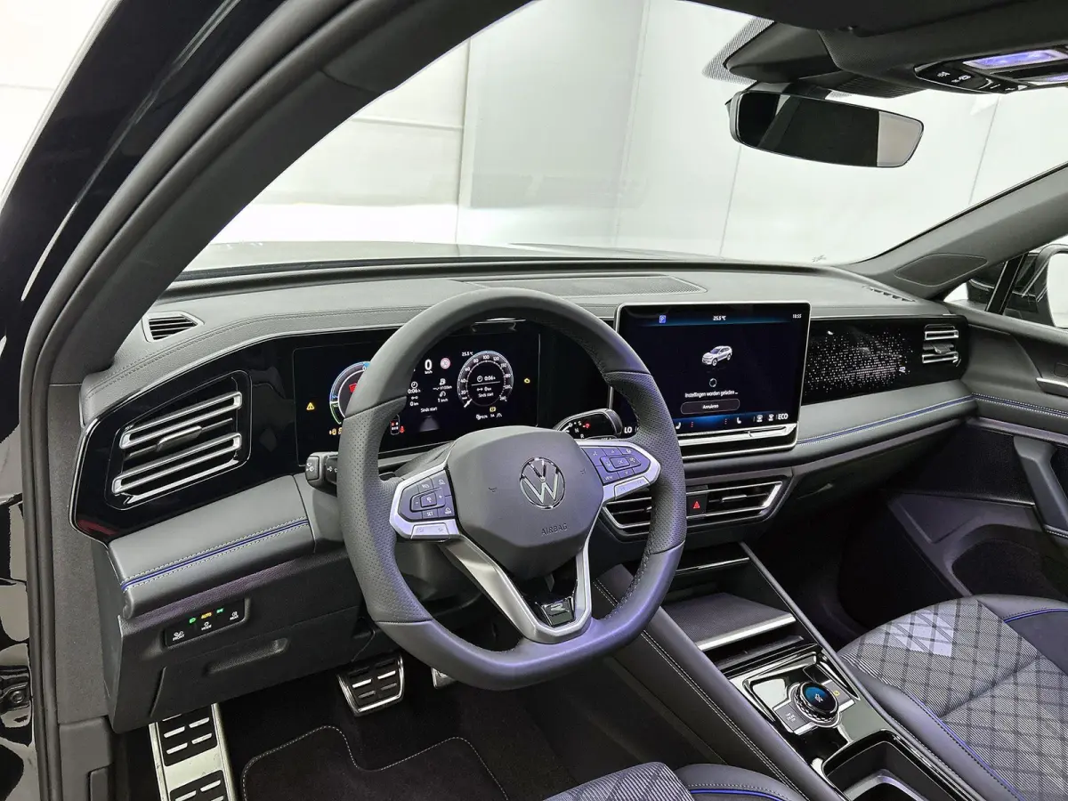 1.5 eHybrid R-Line Edition 204 PK Plug in hybrid | Trekhaak | 360 Camera | Stoelverwaming | Stuurverwarming | Panoramadak | Navigatie | Apple Carplay | Android Auto | Dodehoeksensoren | Elek