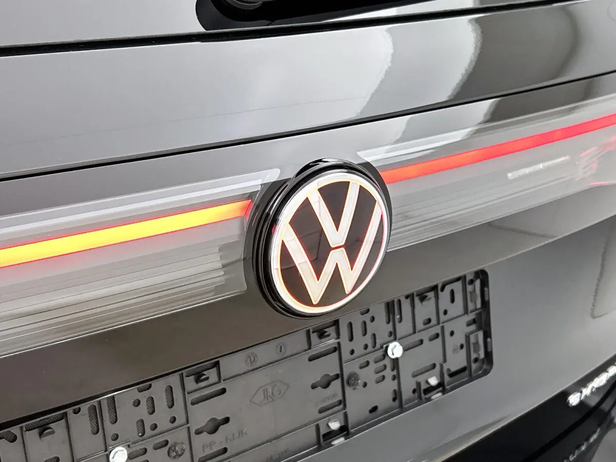 1.5 eHybrid R-Line Edition 204 PK Plug in hybrid | Trekhaak | 360 Camera | Stoelverwaming | Stuurverwarming | Panoramadak | Navigatie | Apple Carplay | Android Auto | Dodehoeksensoren | Elek