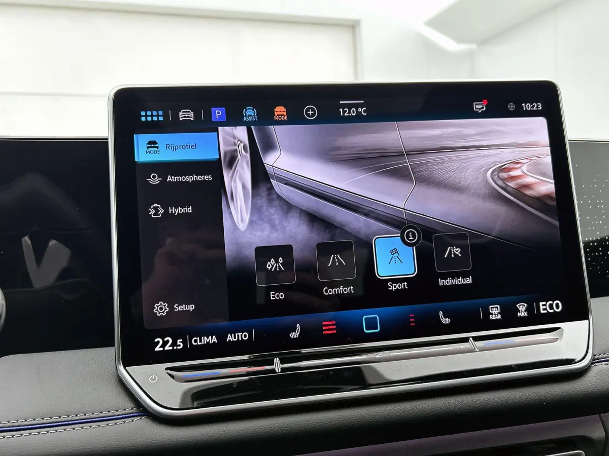 1.5 eHybrid R-Line Edition 204 PK Plug in hybrid | Trekhaak | 360 Camera | Stoelverwaming | Stuurverwarming | Panoramadak | Navigatie | Apple Carplay | Android Auto | Dodehoeksensoren | Elek