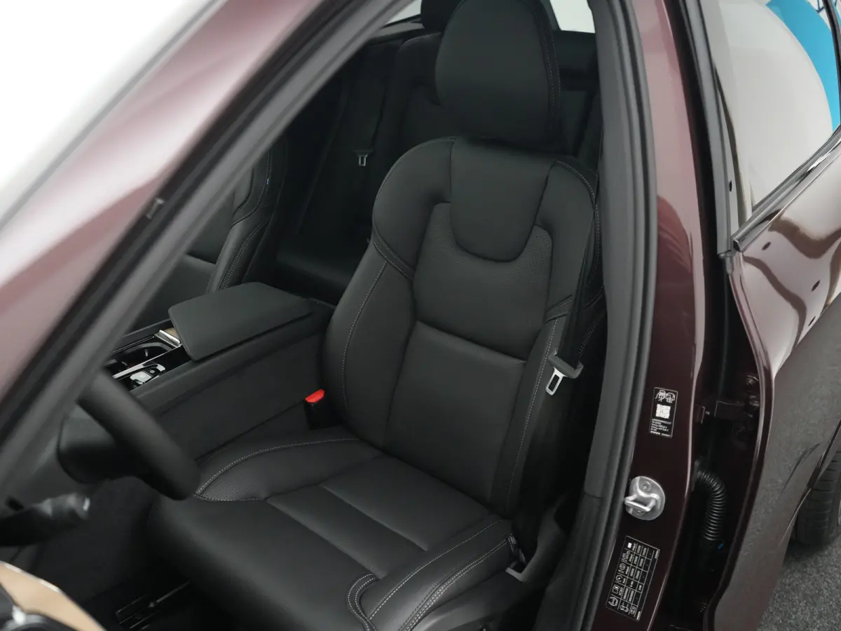T8 AWD Ultimate Dark 22" | B&W | Luchtvering | Nappa & Ventilatie | HUD || Pano | LUCHTVERING | B&W AUDIO | PANORAMADAK