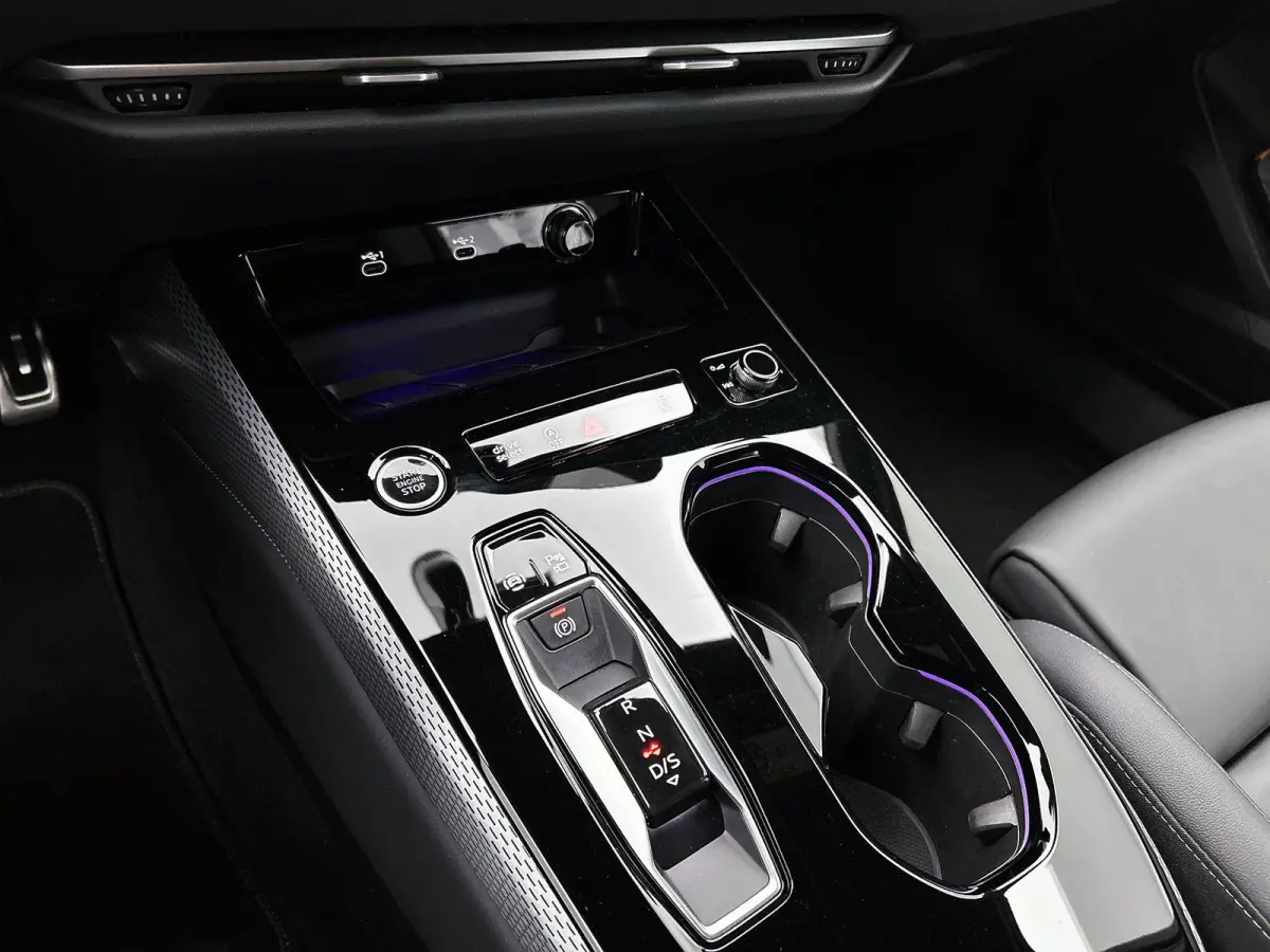 2.0 TFSI S edition 204 PK | Adaptive cruise control l Privacy glas l Achteruitrijcamera l Airco l Navigatie l Apple Carplay / Android Auto l Verwarmbare voorstoelen l Audi virtual cockpit pl