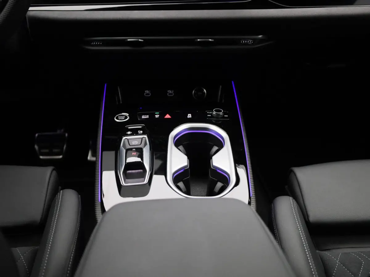 2.0 e-hybrid quattro Pro Line 299 PK | Demo | Adaptive cruise control l Elektr. vestelbare bestuurdersstoel met geheugen l Stoelverwarming l Navigatie l 360 graden camera l Dodehoekdetectie 