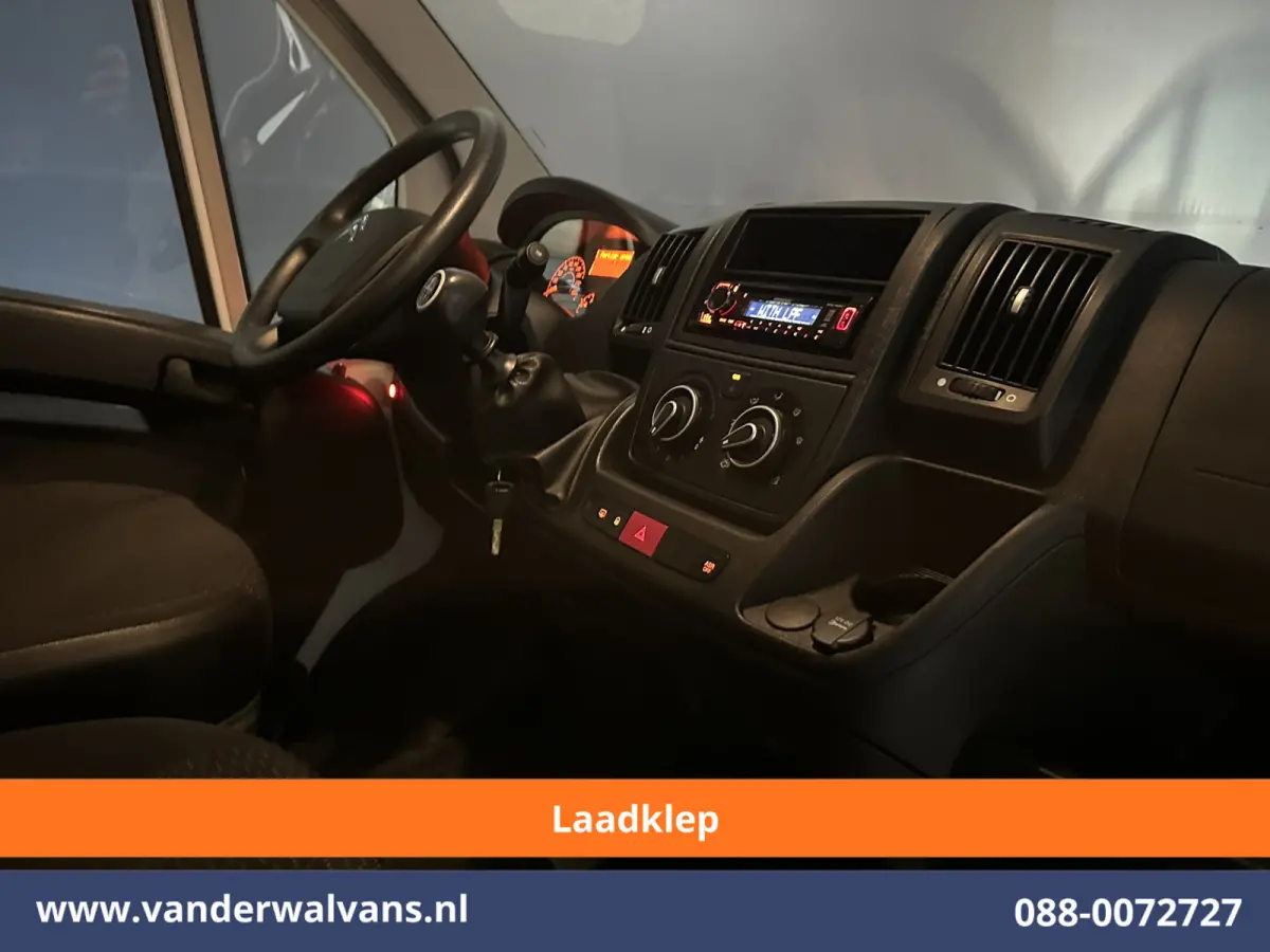2.2 BlueHDi 141pk Bakwagen 436cm Lang Laadklep Euro6 Airco | 1075kg laadvermogen Bijrijdersbank