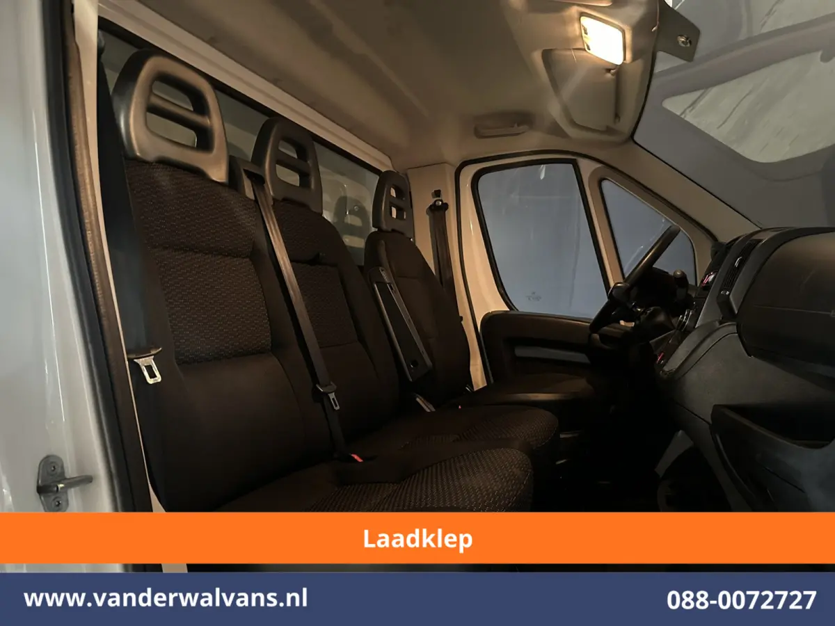 2.2 BlueHDi 141pk Bakwagen 436cm Lang Laadklep Euro6 Airco | 1075kg laadvermogen Bijrijdersbank