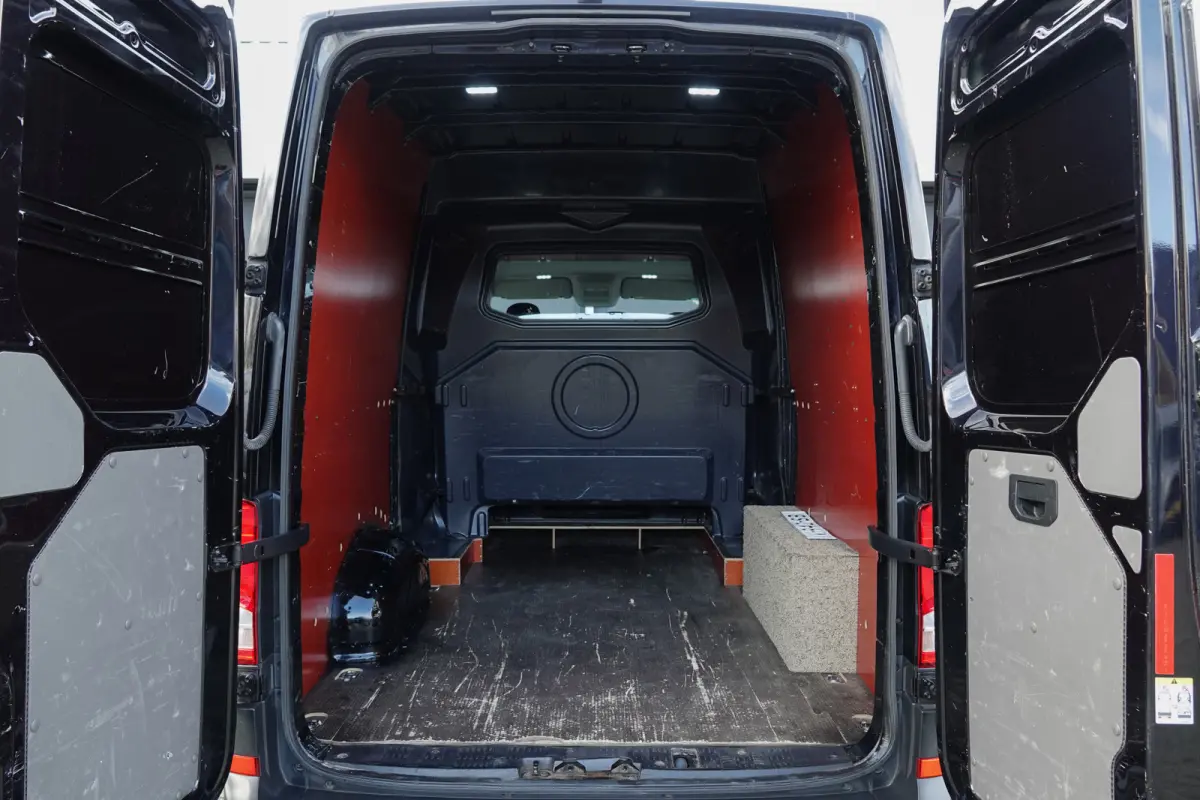 L3H2 | 2.0Tdi 140Pk Aut. | 35 | Dubbele Cabine | 6-Persoons | Trekhaak | 17'' | Deepblack