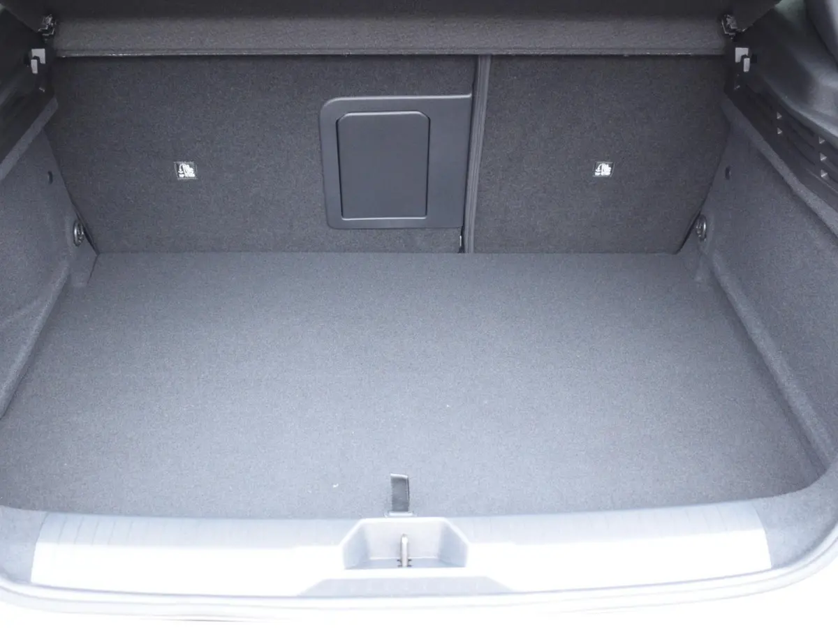 54 kWh GS | NAVI | 18" LICHTMETALEN VELGEN | AGR COMFORTSTOEL | STOELVERWARMING | PARKEERSENSOREN MET CAMERA | 15 KM