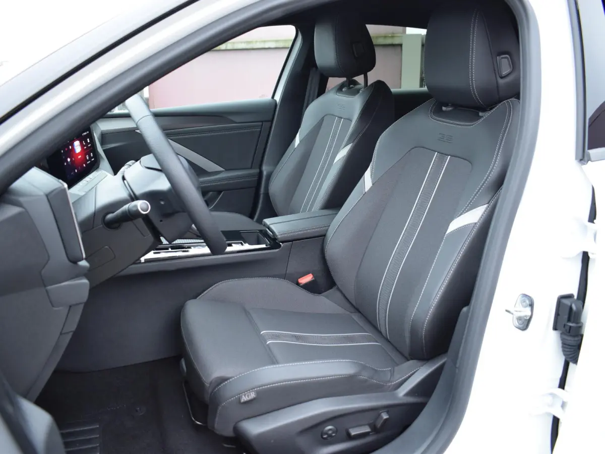 54 kWh GS | NAVI | 18" LICHTMETALEN VELGEN | AGR COMFORTSTOEL | STOELVERWARMING | PARKEERSENSOREN MET CAMERA | 15 KM
