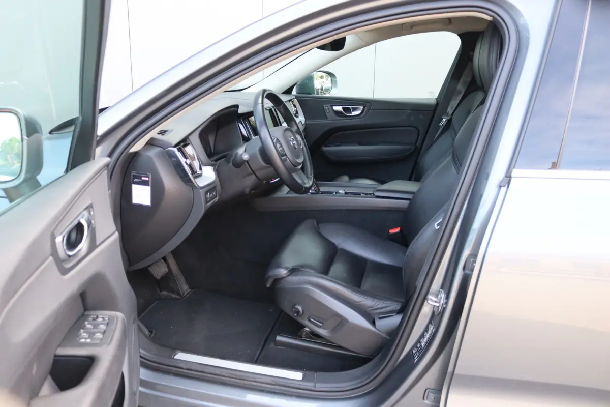 2.0 T8 Twin Engine AWD Momentum Pro Open-dak/Trekhaak/Camera/Leder/Carplay-android