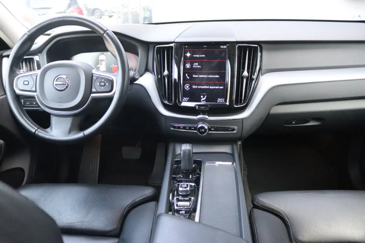 2.0 T8 Twin Engine AWD Momentum Pro Open-dak/Trekhaak/Camera/Leder/Carplay-android