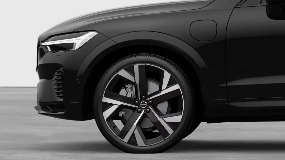 2.0 T6 Plug-in hybrid AWD Ultra Black Edition | Volvo Guard Alarm | Extra getint glas achter|  Actieve luchtvering met FOUR-C | 22" 5-dubbelspaaks Glossy Black Diamond Cut