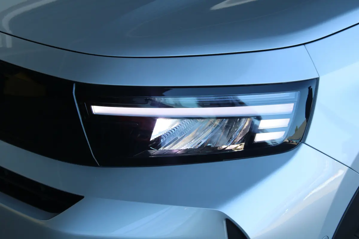 GS | 17" Lichtmetalen velgen in Zwart met 215/60 R17 banden | Achteruitrijcamera | Dode hoek waarschuwing