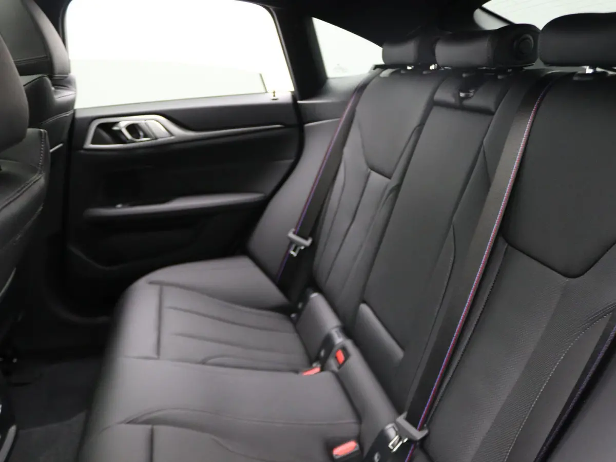 eDrive35 M Sportpakket Pro | SoH 100% | Innovation Pack | Comfort Pack | Stuurwielrand Verwarmd | Comfort Access | Trekhaak | Schuifdak | Driving Assistant Professional | DAB | HiFi | 19''