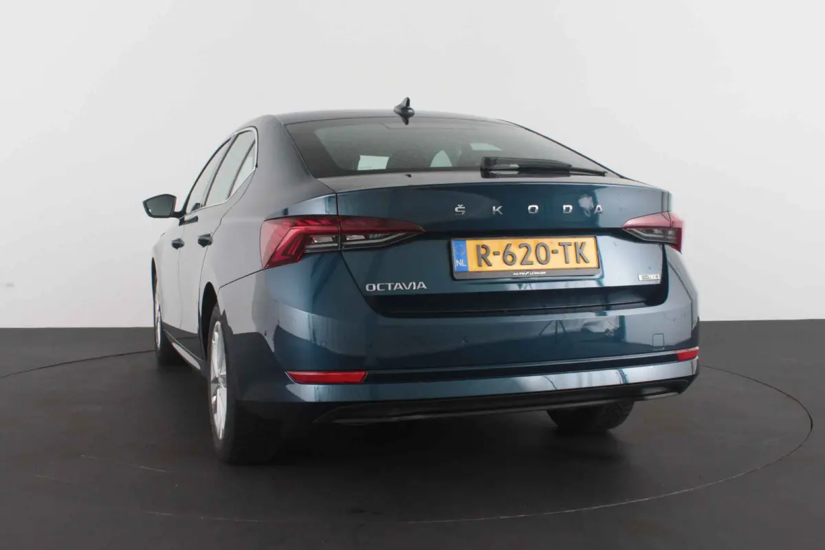 1.5 e-TSI Business Edition Plus 150pk DSG/Lava Blue Metallic/Cruise control adaptief