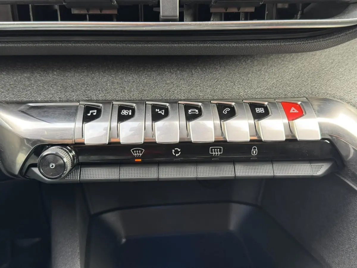 1.2 PureTech Premium Automaat Trekhaak Cruise Climate Digitaal Dashboard Led 360 Camera Carplay Riem is vervangen