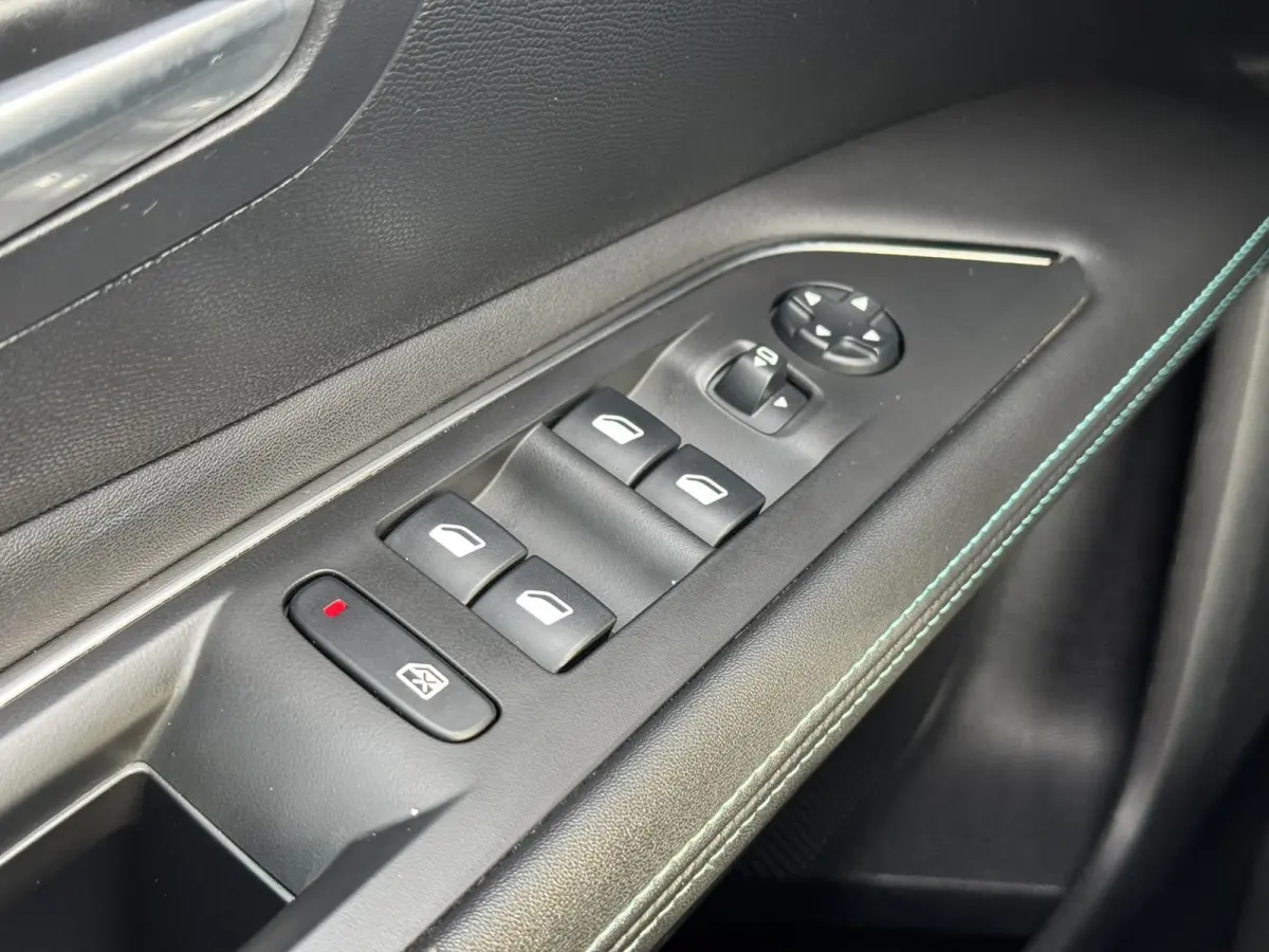 1.2 PureTech Premium Automaat Trekhaak Cruise Climate Digitaal Dashboard Led 360 Camera Carplay Riem is vervangen