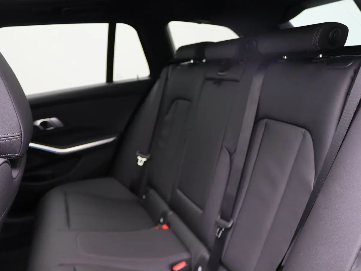 330e M Sport Edition | SoH 100% | Innovation Pack | Comfort Pack | Stuurwielrand Verwarmd | Trekhaak | Panoramdak | Elektrisch Verstelbare Sportstoelen | Driving Assistant | DAB | HiFi | 19'